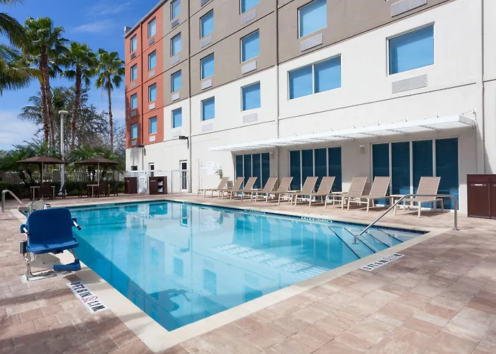 Holiday Inn Express & Suites Airport/Cruise Port By Ihg